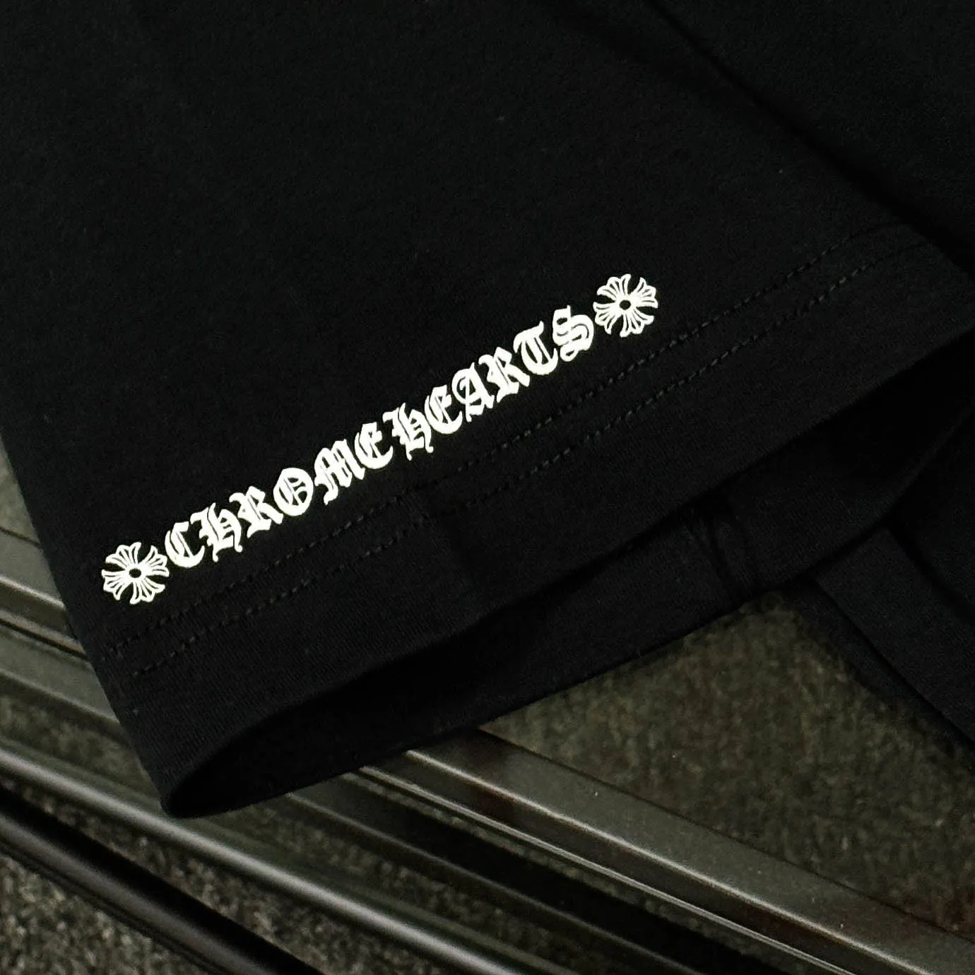 P170 Chrome Hearts Chrome Hearts 25 high-end versions. The fabric is made of 300 grams of high-density pure cotton. It does not deform or shrink. It has three labels. It is the same style for men and women. Technology: Digital printing. Color: White. Black. SIZE: S-XL.